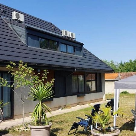 L'Escale Du Monde Bed and Breakfast Vénissieux Εξωτερικό φωτογραφία