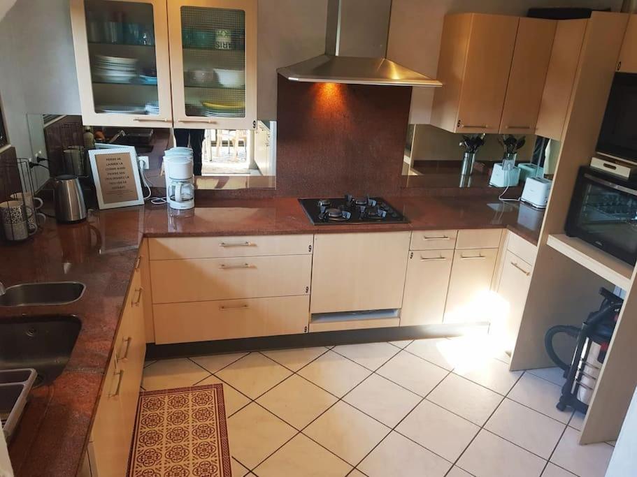 L'Escale Du Monde Bed and Breakfast Vénissieux Εξωτερικό φωτογραφία